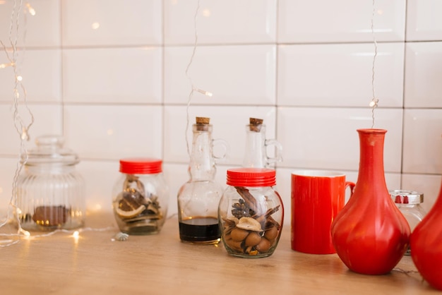 Utensilios de cocina y decoración roja brillante en la cocina navideña.