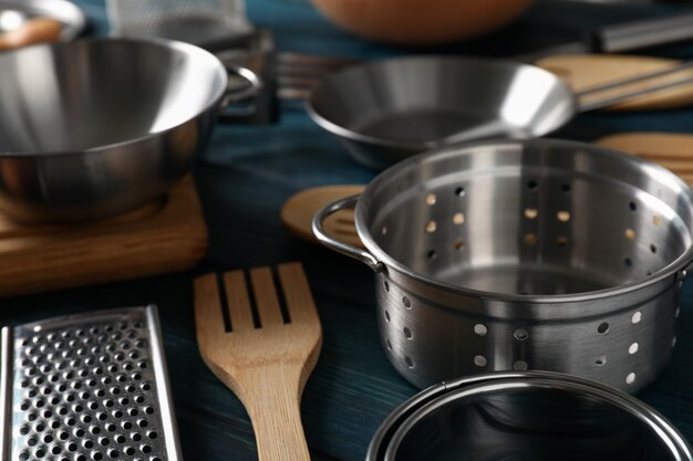 Utensilios de cocina diferentes sobre fondo de madera azul.