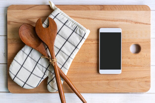 Utensilios de cocina en el fondo de madera con espacio de copia