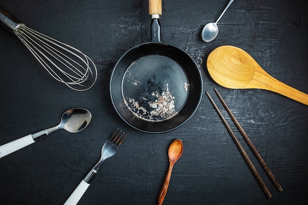 Utensilios de cocina en fondo negro