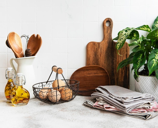 Los utensilios de cocina, las herramientas y los platos en el fondo de la pared de azulejos blancos