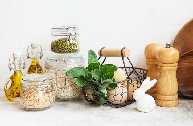 Utensilios de cocina, herramientas y vajilla en la superficie de la pared de baldosas blancas