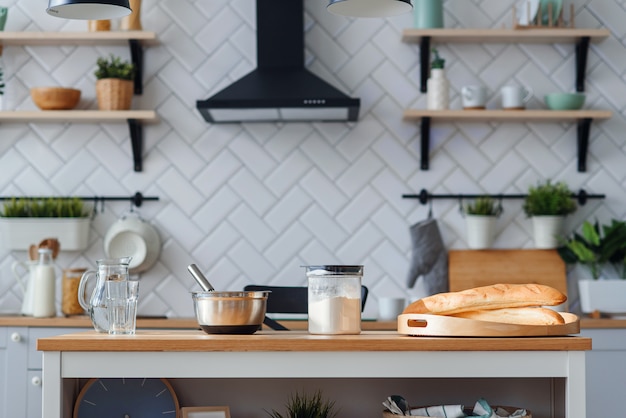 Utensilios de cocina para hornear caseros en una mesa de cocina de madera clara