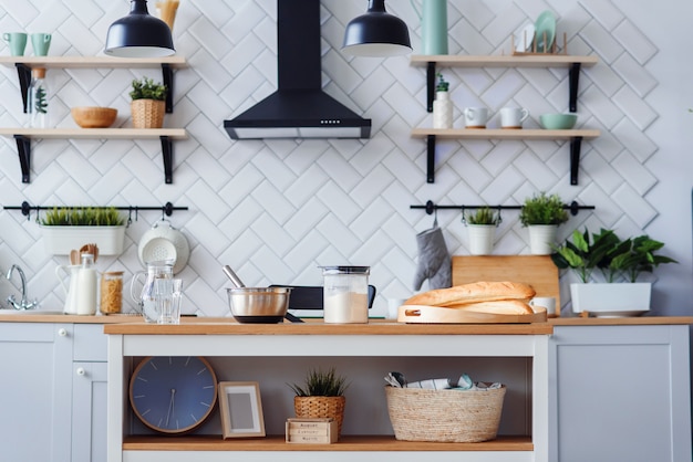 Utensilios de cocina para hornear caseros en una mesa de cocina de madera clara