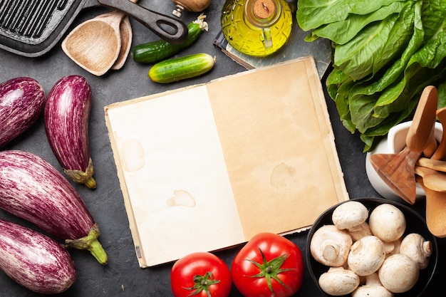 Foto utensilios de cocina ingredientes y libro de cocina.