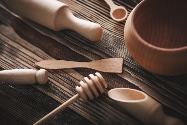 Utensilios de cocina de madera aislados sobre fondo de madera