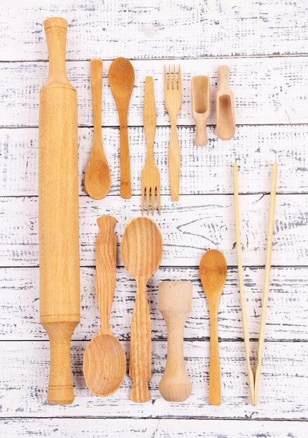 Foto utensilios de cocina de madera en primer plano de la mesa