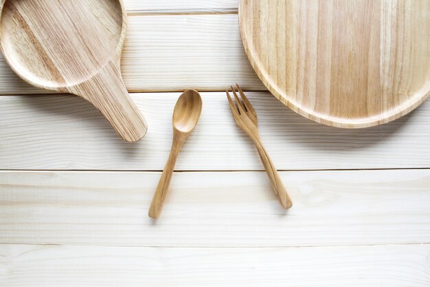 Utensilios de cocina de madera sobre fondo de madera