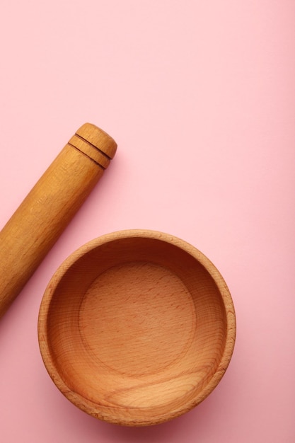 Utensilios de cocina de madera sobre fondo rosa