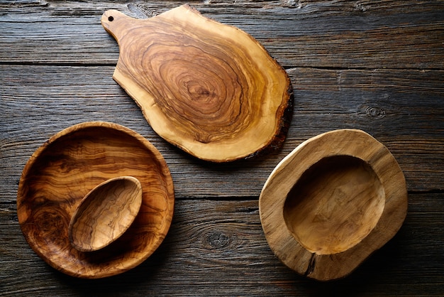 Utensilios de cocina de madera con tablero de madera y platos.