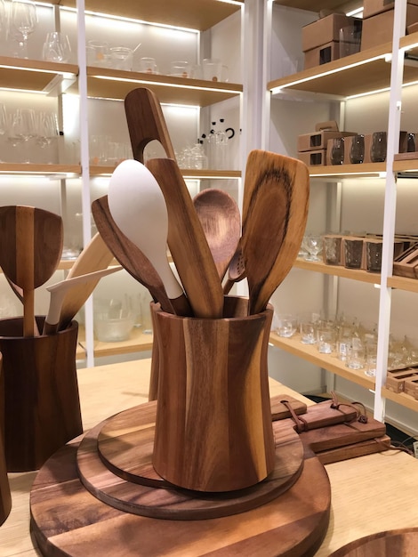 Foto utensilios de cocina de madera vajilla en el escaparate