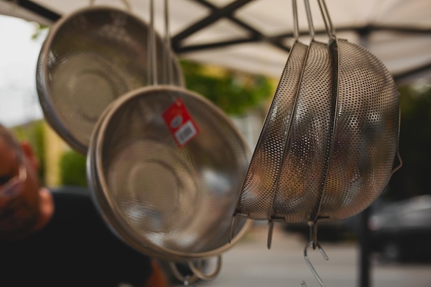 Foto utensilios de cocina en el mercado callejero