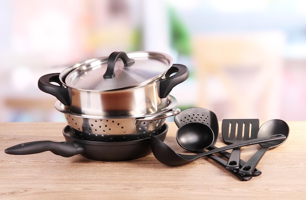 Utensilios de cocina en la mesa de la cocina