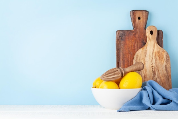 Utensilios de cocina en la mesa de la cocina