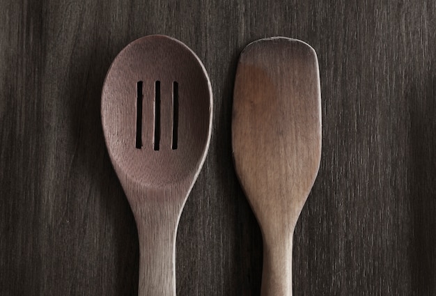 utensilios de cocina en la mesa de madera