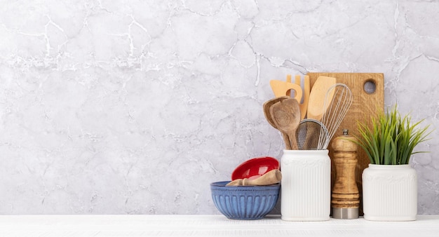 Foto utensilios de cocina en mesa de madera