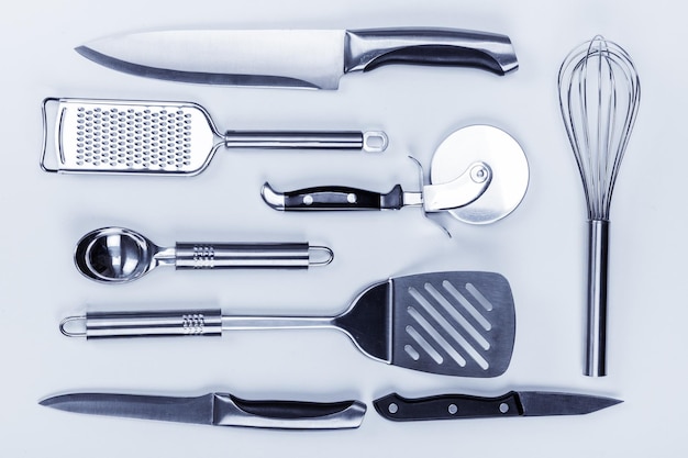 Foto utensilios de cocina de metal sobre fondo