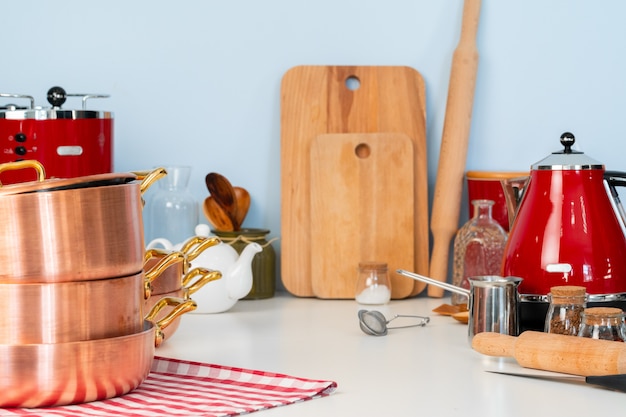 Utensilios de cocina en una moderna mesa de cocina casera