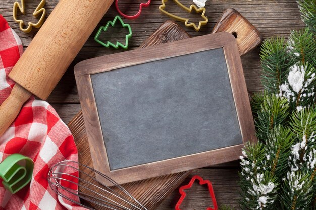 Utensilios de cocina de Navidad y árbol de nieve.