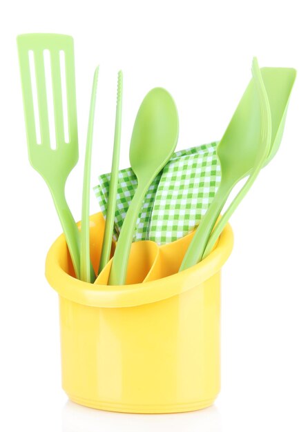 Utensilios de cocina de plástico en taza aislado en blanco