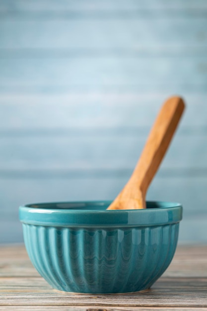 Foto utensilios de cocina sobre fondo de madera