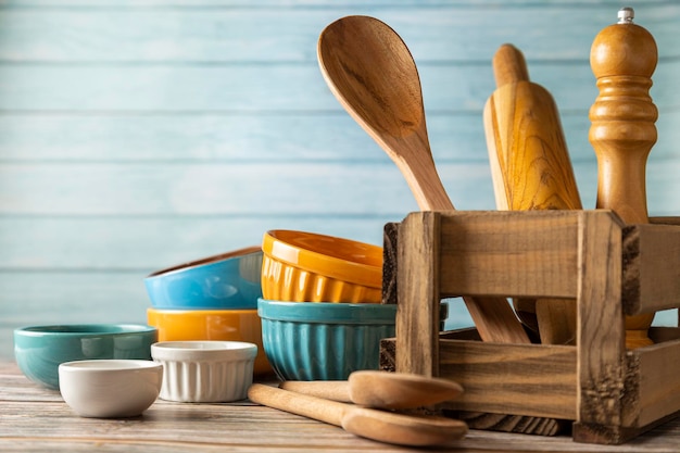 Utensilios de cocina sobre fondo de madera