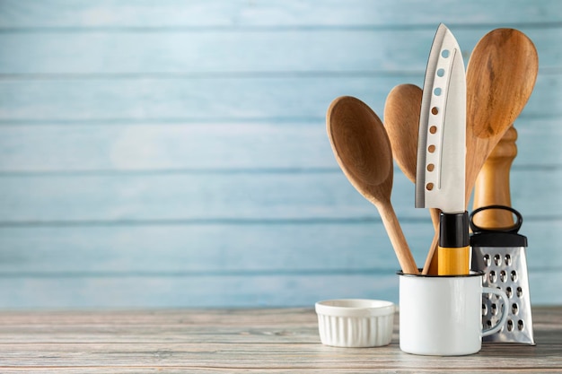 Utensilios de cocina sobre fondo de madera