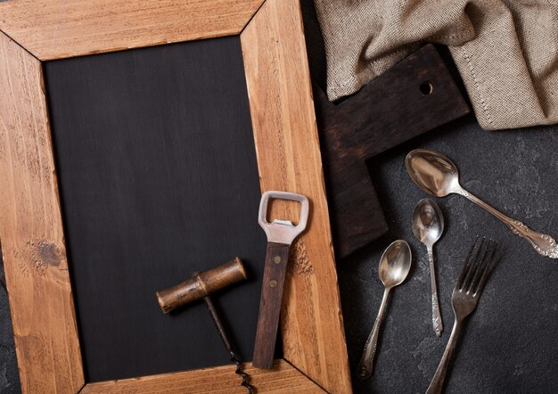 Utensilios de cocina vintage de madera con menú de tiza