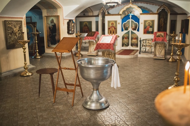 Utensilios cristianos ortodoxos en la iglesia. Rito y pila de la ceremonia de la epifanía.