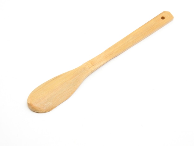 Utensilios de cuchara de madera para cocinar alimentos aislados