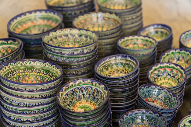 Utensílios de cerâmica tradicional uzbeque - pratos e tigelas