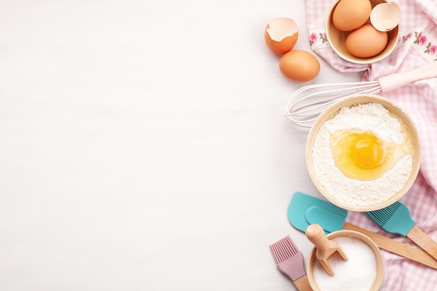 Utensílios de cozimento e ingredientes de cozinha para tortas e pastelaria.