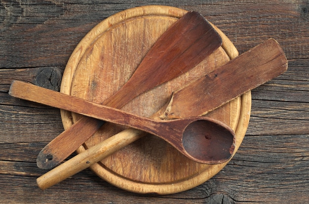 Utensílios de cozinha antigos e tábua de cortar na mesa