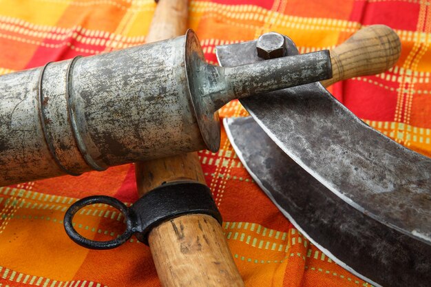 Utensílios de cozinha antigos para a produção de salsichas de produtos de carne