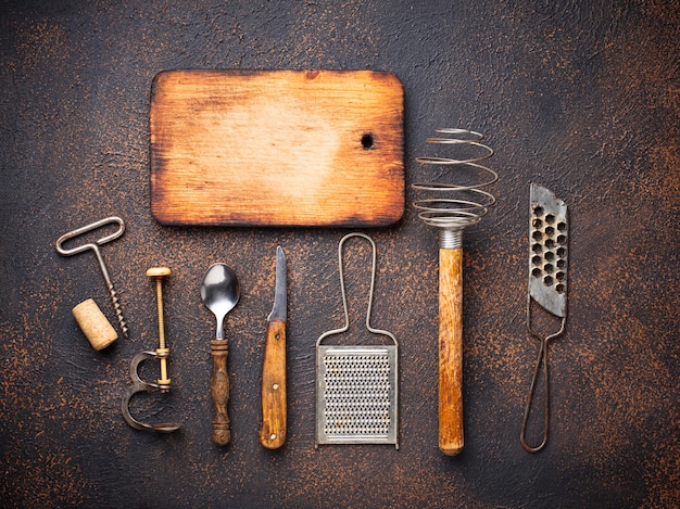 Utensílios de cozinha antigos vintage em fundo enferrujado