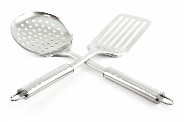 Utensílios de cozinha (coador e espátula) isolado no fundo branco