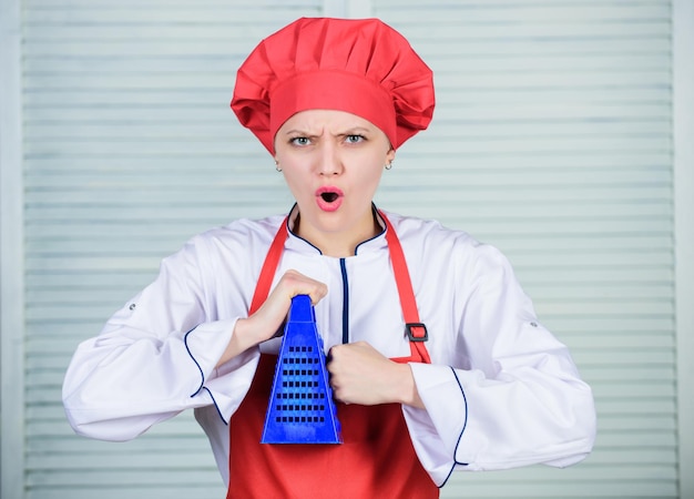 Utensílios de cozinha cozinha culinária garota de avental e chapéu cozinheira em uniforme de restaurante chef profissional cozinhando na cozinha mulher zangada adora cozinhar comida com ralador Precisa de ajuda