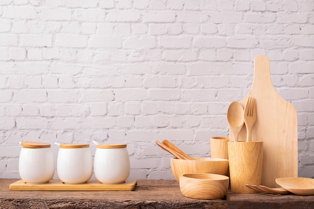 Utensílios de cozinha de madeira colocados na mesa.