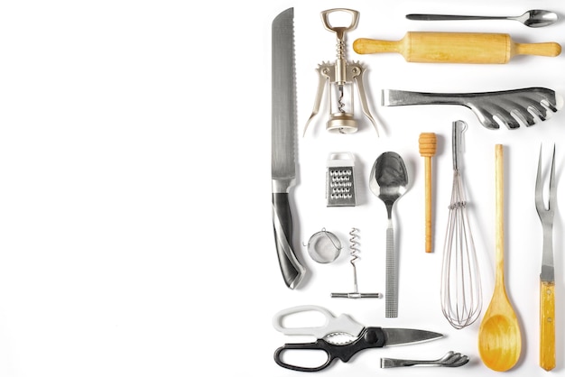 Utensílios de cozinha de madeira e metal Ferramentas para cozinhar Fundo branco Postura plana