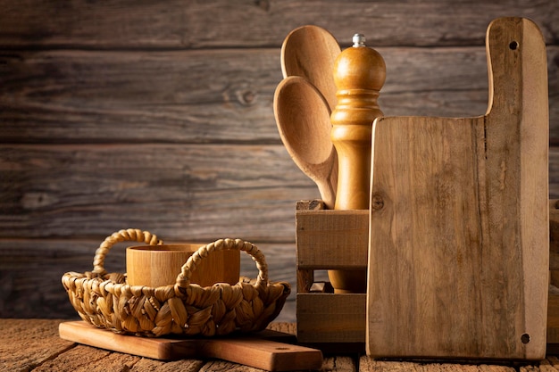 Utensílios de cozinha de madeira em fundo rústico.