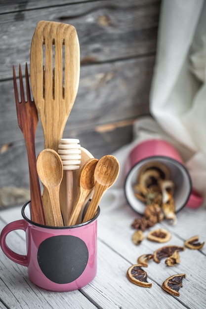 Utensílios de cozinha de madeira na copa