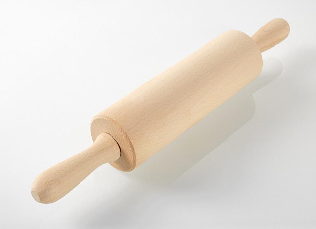 Foto utensílios de cozinha de madeira, o rolo para massa é refletido na superfície do vidro