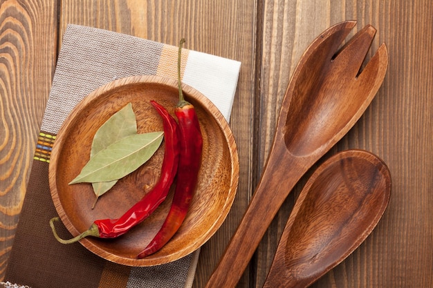 Utensílios de cozinha de madeira sobre a mesa de madeira