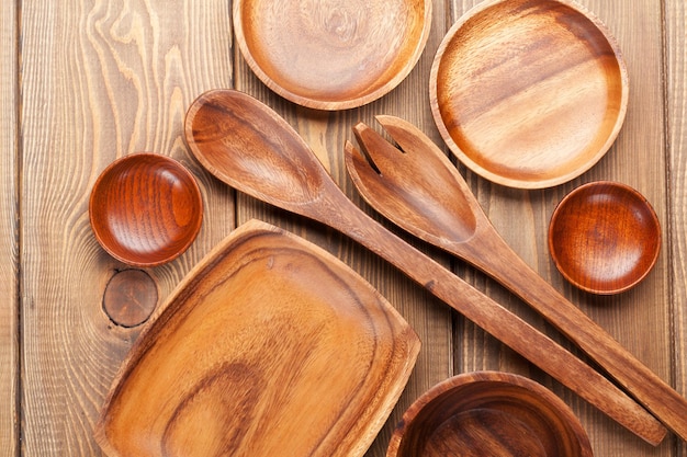 Utensílios de cozinha de madeira sobre a mesa de madeira