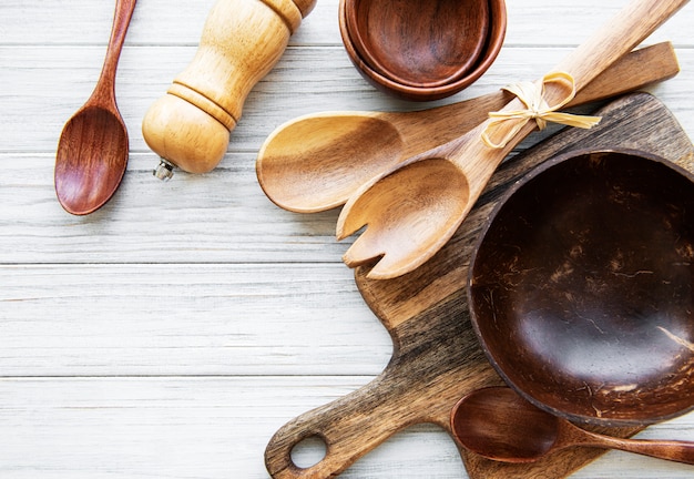 Foto utensílios de cozinha de madeira talheres