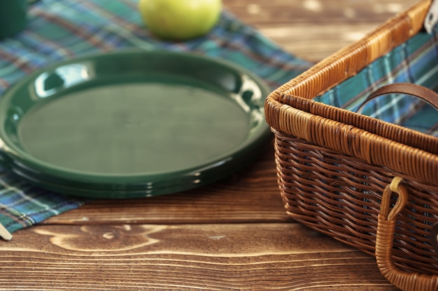 Utensílios de cozinha de plástico verde em uma mesa de perto