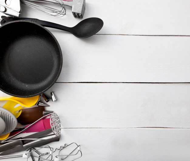 Foto utensílios de cozinha diferentes em uma mesa de madeira