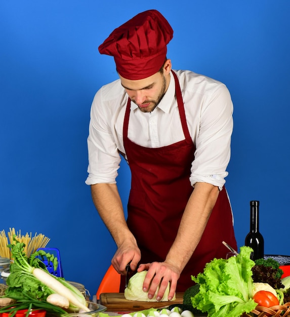 Utensílios de cozinha e conceito de cozinha Chef com rosto ocupado