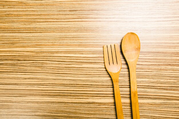 Foto utensílios de cozinha em fundo de madeira