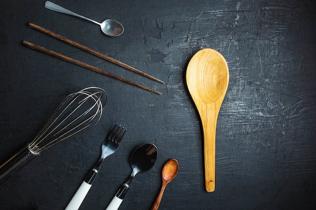 Utensílios de cozinha em fundo preto